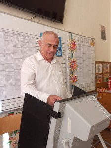 Гласува